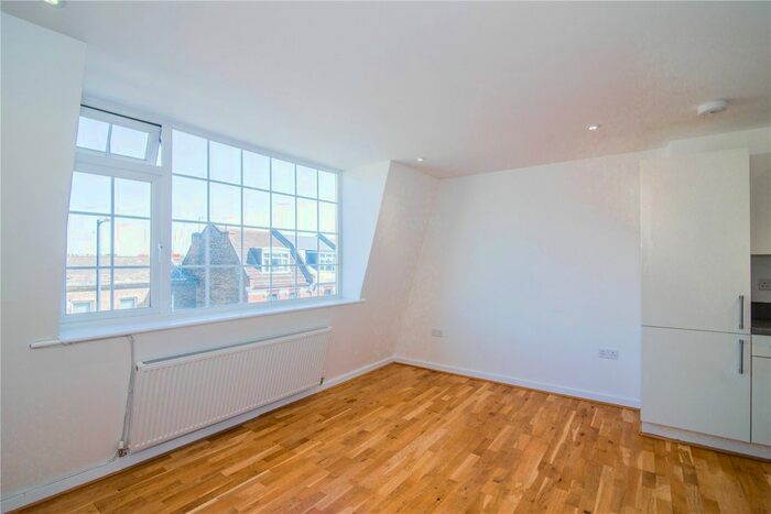 2 Bedroom Flat To Rent In Upper Richmond Road West, East Sheen, London, SW14