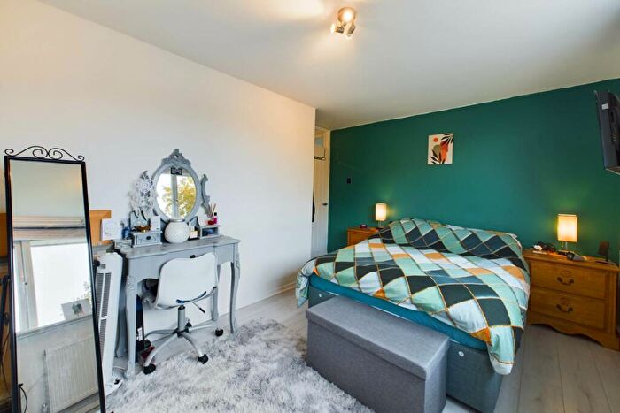 2 Bedroom Apartment For Sale In Stevenage Rise, Hemel Hempstead, HP2