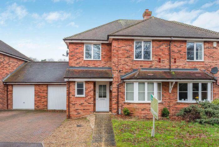 3 Bedroom Semi-Detached House For Sale In Scarff Close, Welwyn, AL6