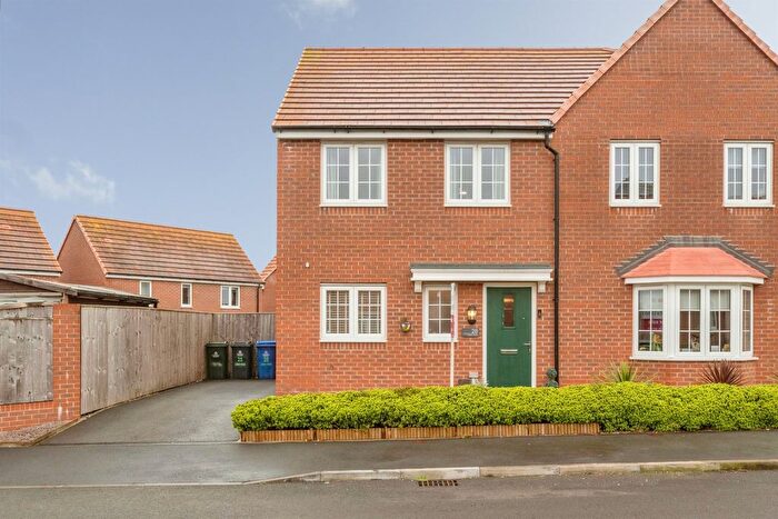 3 Bedroom Semi-Detached House For Sale In Colliery Road, Woodlands, Doncaster, DN6