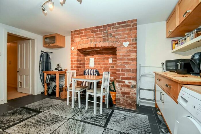 1 Bedroom Apartment For Sale In West Cliffe Grove, Harrogate, HG2