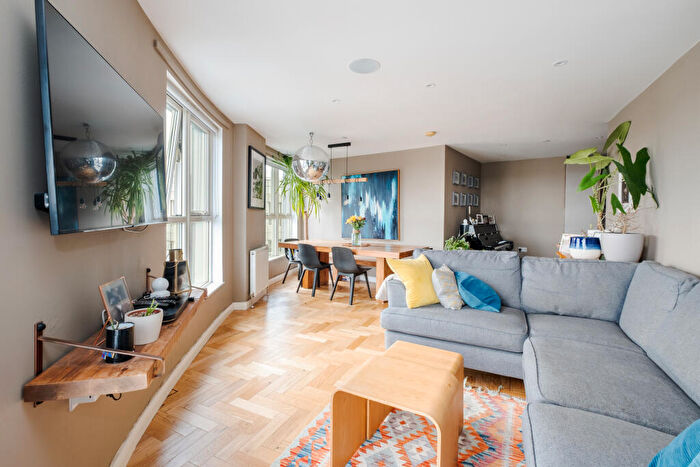 2 Bedroom Flat For Sale In Queensland Road, London, N7