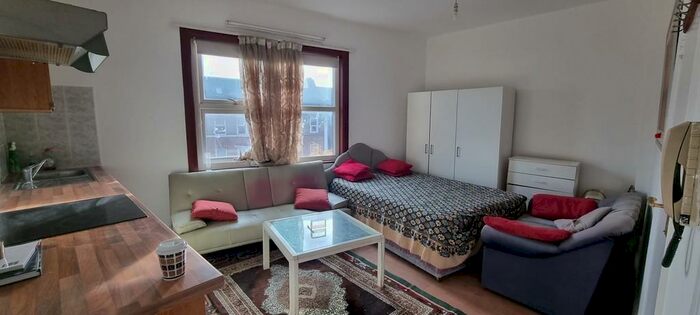 Flat To Rent In High Road, Wembley, London, HA0