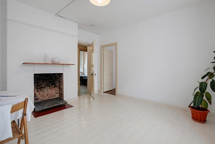 2 Bedroom Flat For Sale In Kinglake Street, London, SE17