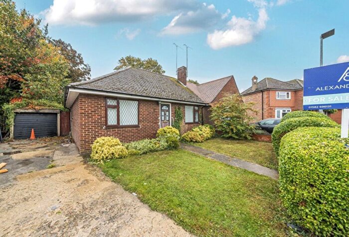 2 Bedroom Bungalow For Sale In Sundown Avenue, Dunstable, Bedfordshire, LU5