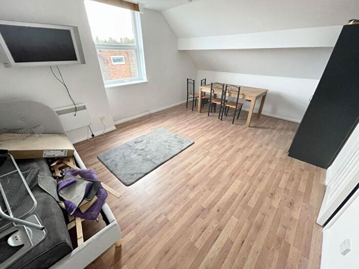 Studio To Rent In Stockwood Crescent, Luton, LU1