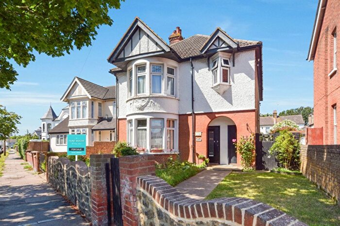 3 Bedroom Flat For Sale In Ness Road, Shoeburyness, Essex, SS3