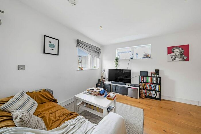 1 Bedroom Flat To Rent In Clarence Walk, Stockwell, London, SW4