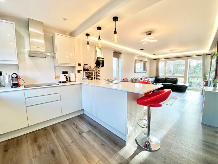 2 Bedroom Flat For Sale In Hawkshead Road, Potters Bar, EN6