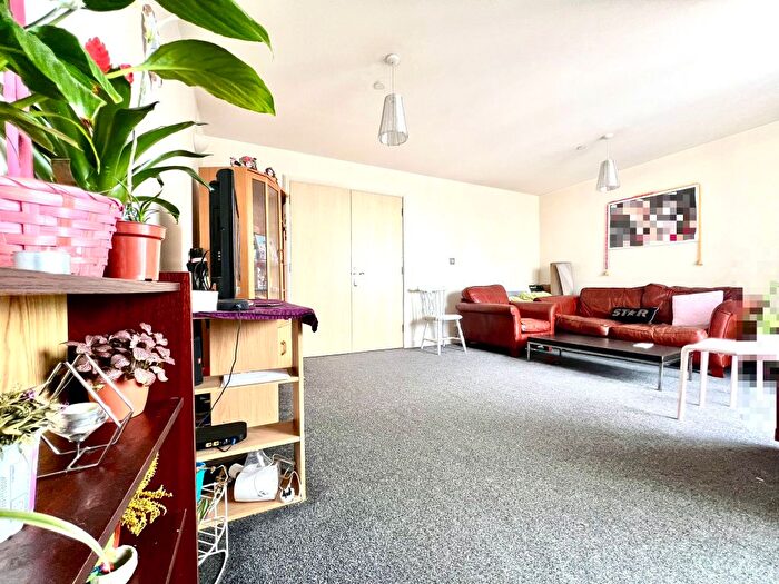 2 Bedroom Flat For Sale In Gordon Gardens, Swindon, SN1