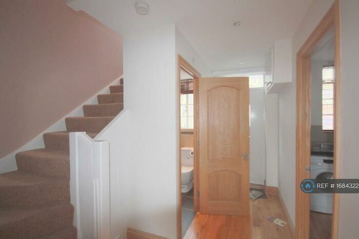 3 Bedroom Flat To Rent In Windsor House, London, N1