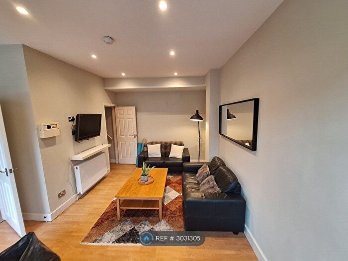 3 Bedroom Terraced House To Rent In Beechwood View, Leeds, LS4