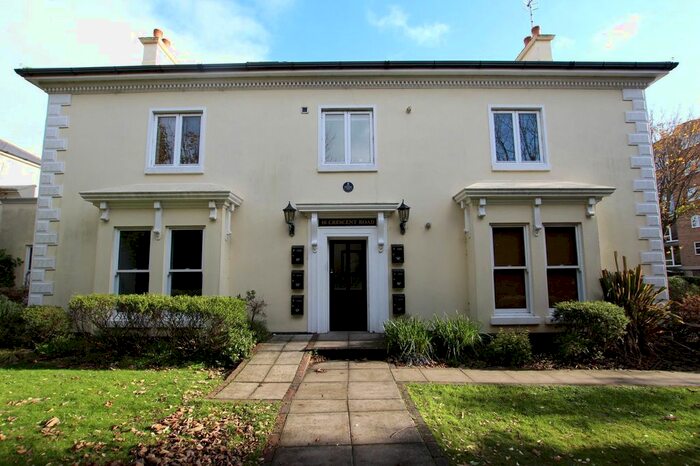 2 Bedroom Flat To Rent In Crescent Road, Worthing, West Sussex, BN11