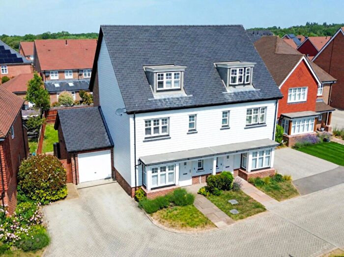 3 Bedroom Semi Detached House For Sale In Kestrel Walk, Fleet, GU51