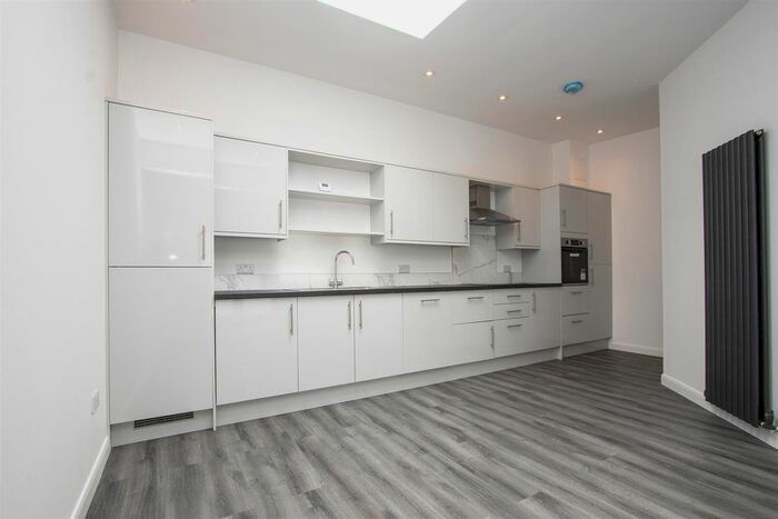 2 Bedroom Flat To Rent In Ravenscroft Road, Beckenham, BR3