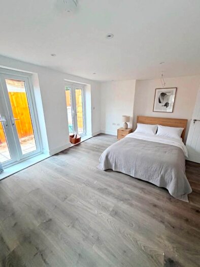 Semi-Detached House To Rent In Leythe Road, Acton, W3