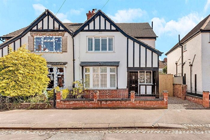 3 Bedroom Semi Detached House For Sale In Beresford Road, Bedford, MK40