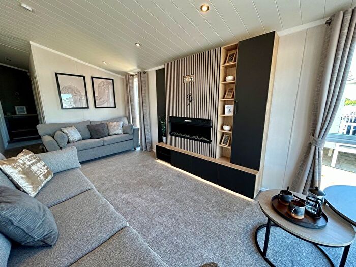 2 Bedroom Lodge For Sale In Halt Road, Goonhavern, Truro, TR4