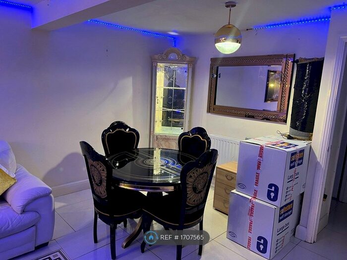 4 Bedroom Terraced House To Rent In Bishops Close, Birmingham, B23