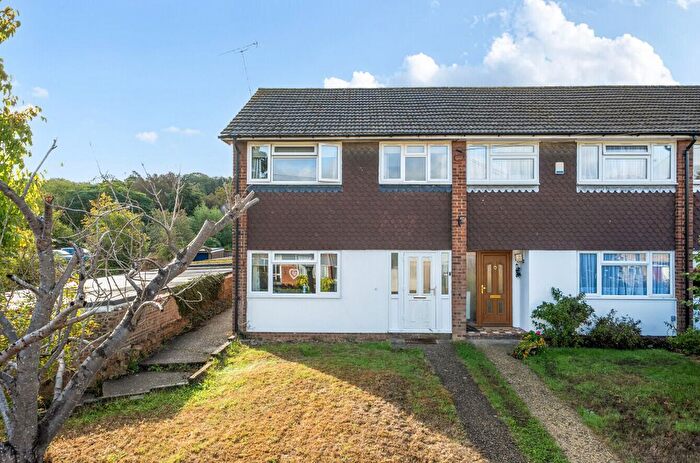 3 Bedroom End Of Terrace House For Sale In Costells Meadow, Westerham, TN16