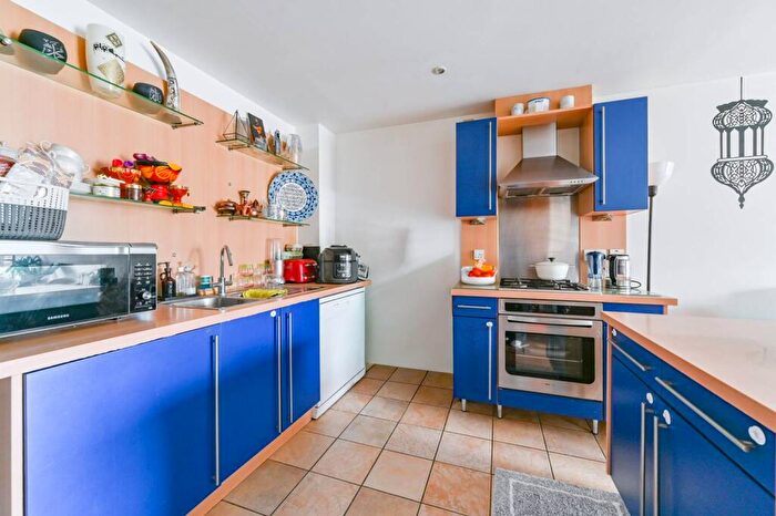 2 Bedroom Flat To Rent In Hopton Road, Woolwich, London, SE18