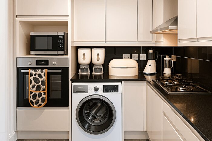 4 Bedroom End Of Terrace House To Rent In Morden, SM4