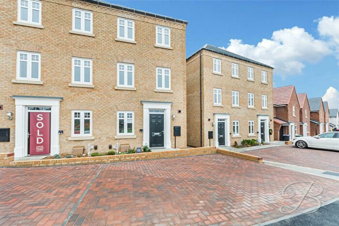 4 Bedroom Semi-Detached House To Rent In Juniper Drive, Rainworth, NG21