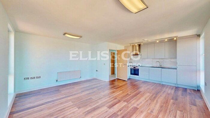 2 Bedroom Flat To Rent In The Green, Southall, UB2