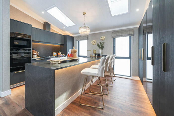 2 Bedroom Park Home For Sale In Bracknell, Berkshire, RG42