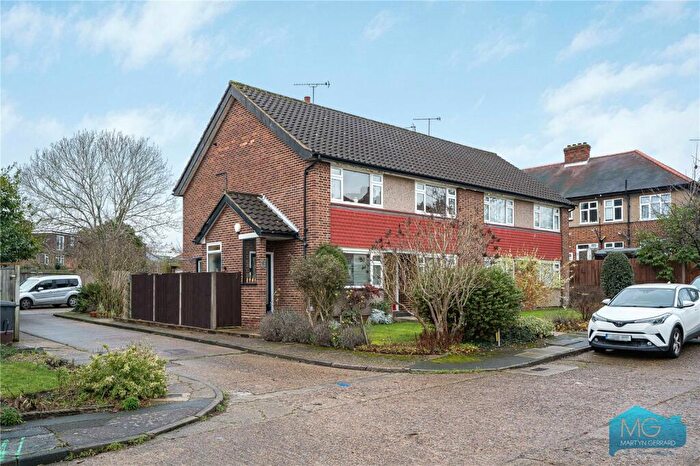 2 Bedroom Maisonette For Sale In Porch Way, London, N20