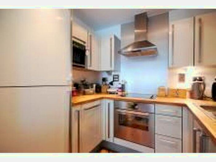 1 Bedroom Flat To Rent In Elektron Tower, Virginia Quays, Blackwall Way, East India, Canary Wharf, London, E14