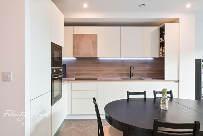 3 Bedroom Flat To Rent In Makers Yard, London, E3