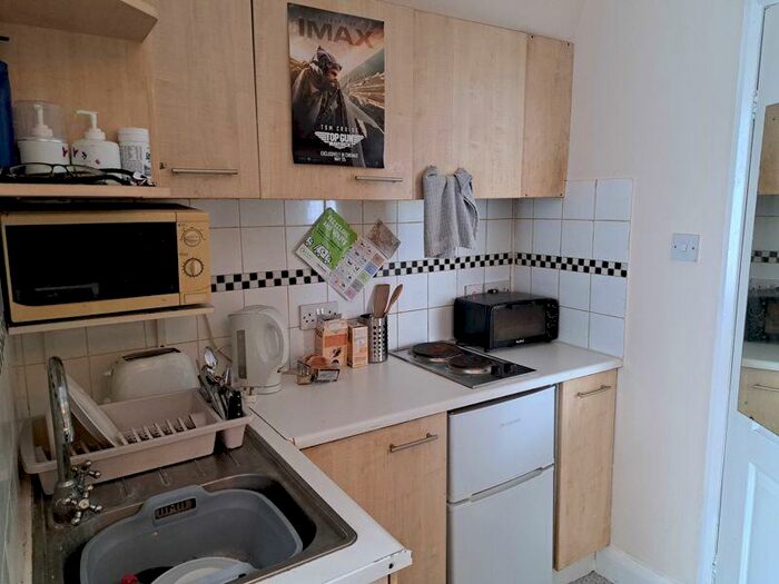 Flat To Rent In Brighton Road, Purley, CR8