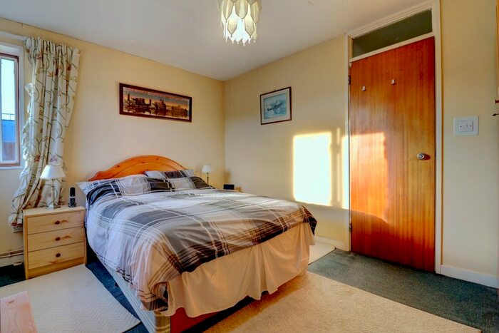 2 Bedroom Maisonette For Sale In London Road, High Wycombe, HP11