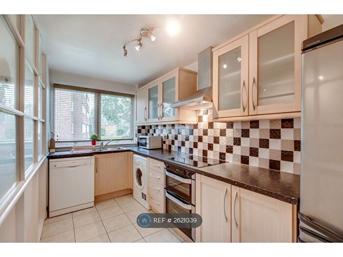 2 Bedroom Flat To Rent In New Wanstead, London, E11