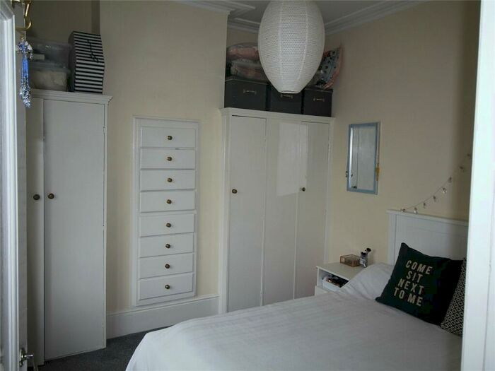 1 Bedroom Flat To Rent In Vicarage Road, Hampton Wick, Kingston Upon Thames, Surrey, KT1