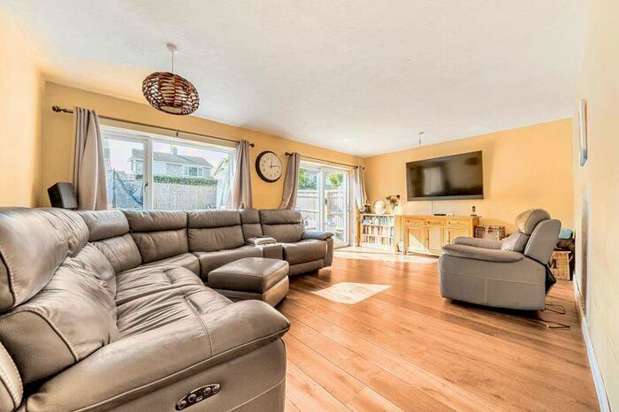 4 Bedroom Detached House For Sale In Orchard Road, Bicester, OX27