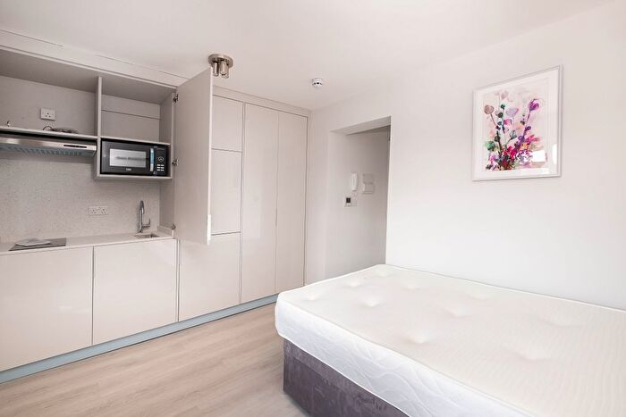 Studio To Rent In Hounslow Avenue, Hounslow, TW3