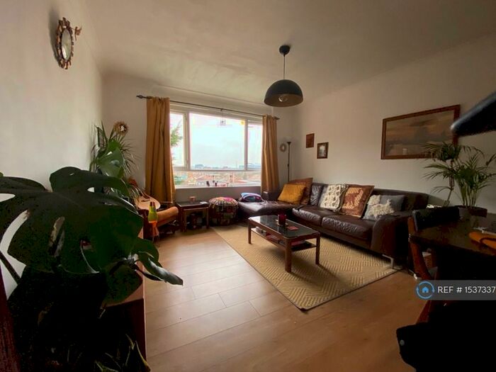 2 Bedroom Flat To Rent In Victoria Court, Romford, RM1