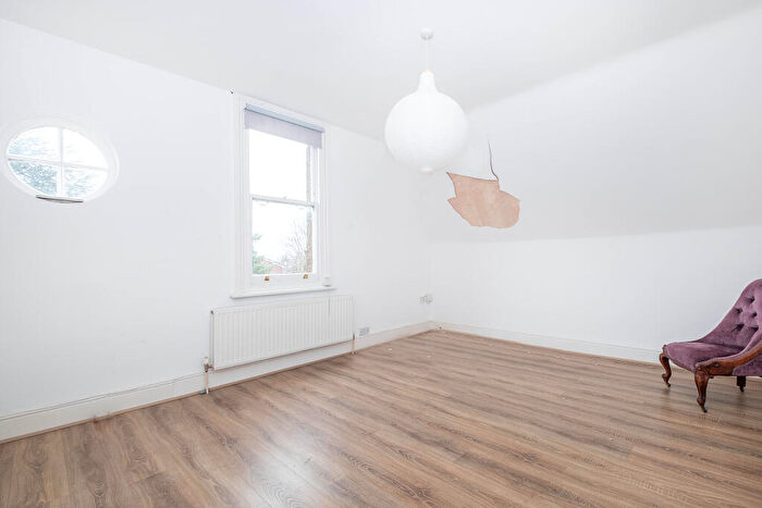 1 Bedroom Flat For Sale In Parklands, Surbiton, KT5