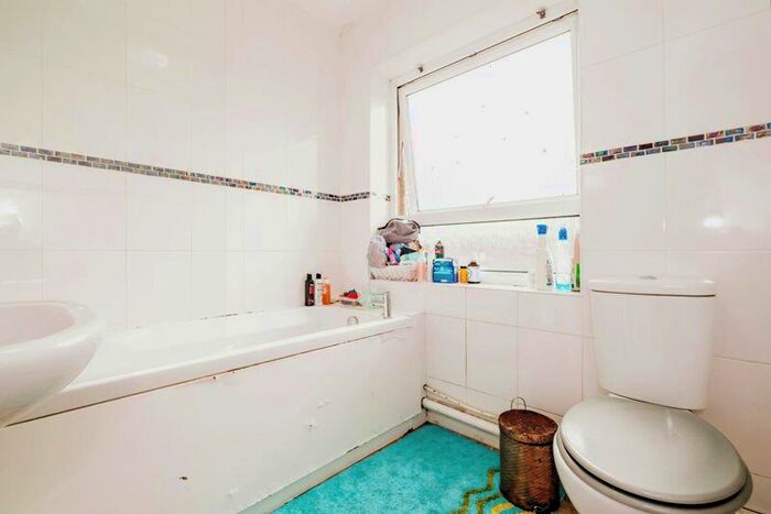 2 Bedroom Apartment For Sale In Summerlea Gardens, Littlehampton, West Sussex, BN17