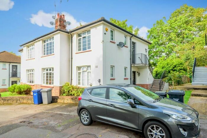 2 Bedroom Flat To Rent In Nether Close, London, N3