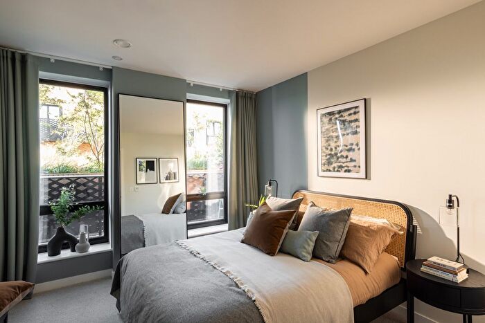 2 Bedroom Flat For Sale In Middle Road, London, W7