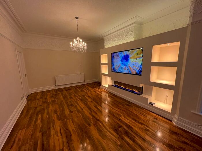 2 Bedroom Flat To Rent In Street Lane, Leeds, LS8