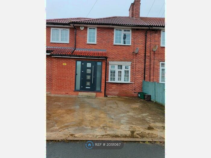 3 Bedroom Terraced House To Rent In Waltham Road, Great London, SM5