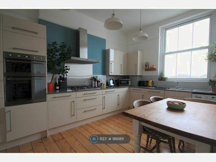 2 Bedroom Flat To Rent In St Margarets Road, Twickenham, TW1