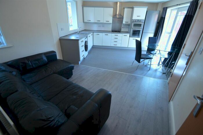 4 Bedroom Town House To Rent In Pickering Street, Hulme, Manchester, M15