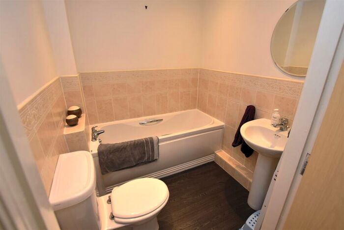 2 Bedroom Apartment For Sale In The Links, Howbeck Road, Oxton, CH43