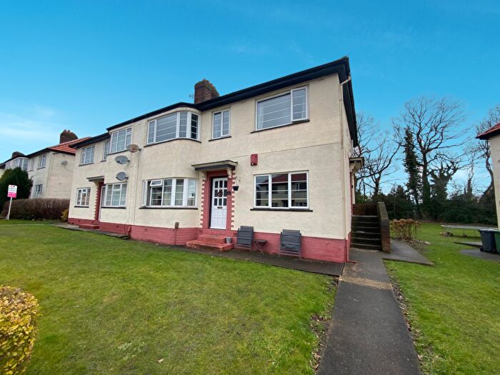 2 Bedroom Apartment To Rent In Redesdale Gardens, Leeds, LS16