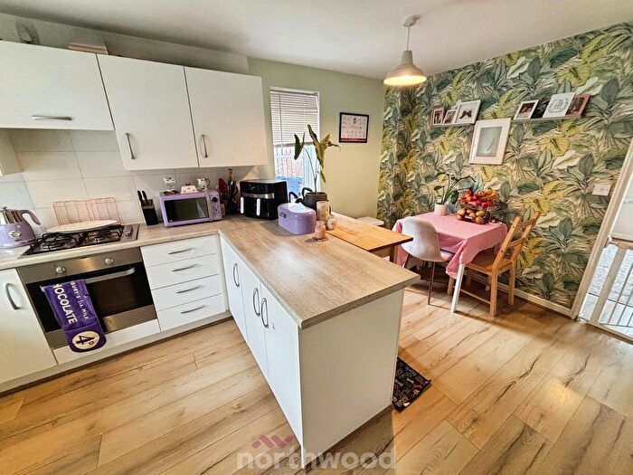 3 Bedroom Semi-detached House For Sale In Thorncliffe Drive, Stainforth, Doncaster, DN7